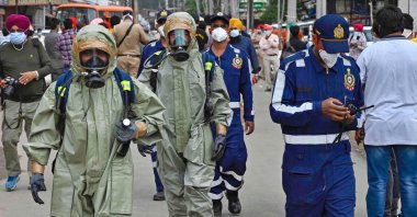 National Disaster Response Force (NDRF) personnel arrive to inspect the gas leak accident at a factory in Ludhiana, India, April 30, 2023. ()