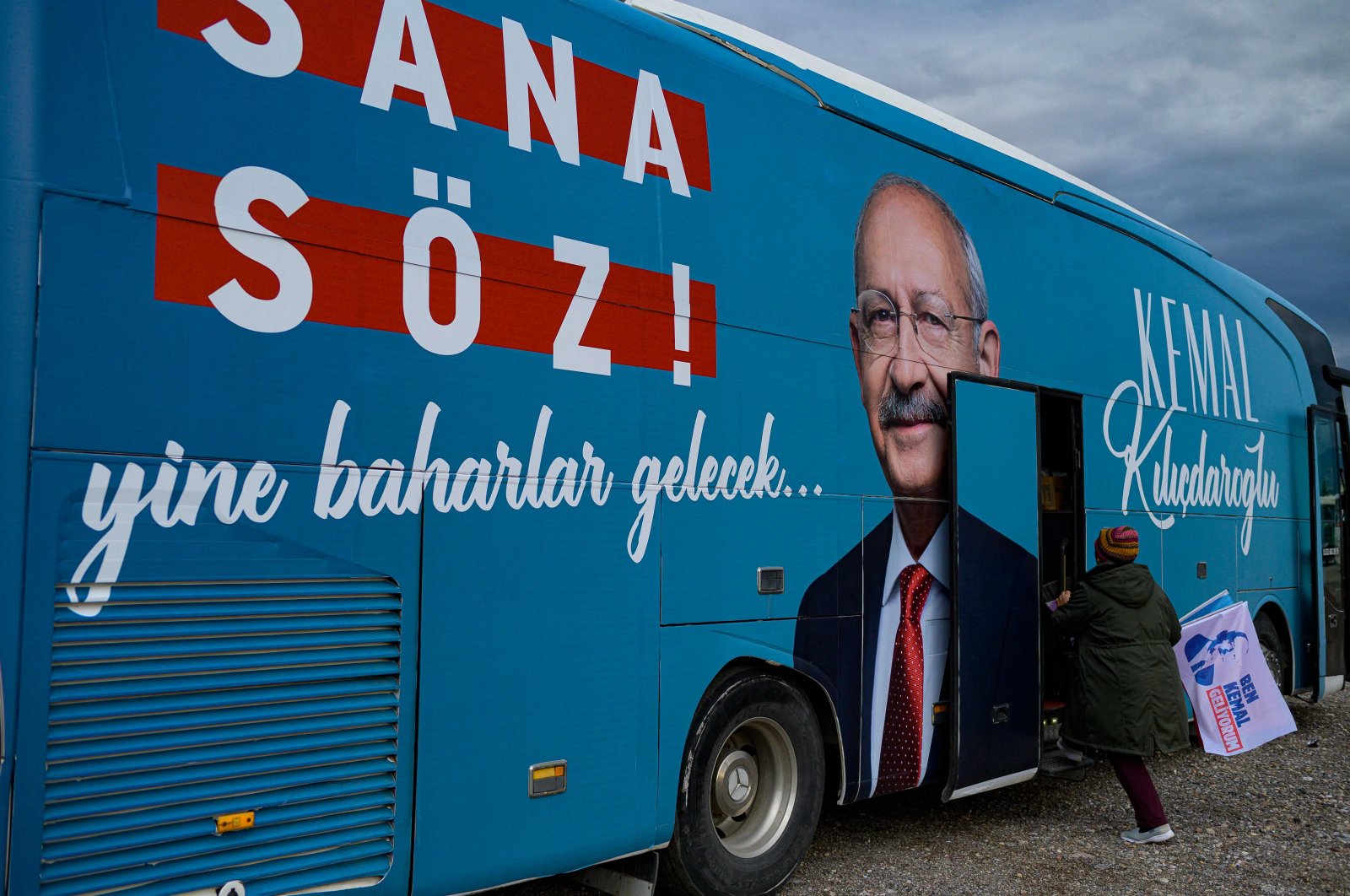 A supporter boards a bus featuring a photograph of Kemal Kılıçdaroğlu, in Kocaeli, northwestern Türkiye, Apr. 28, 2023. (AFP Photo)