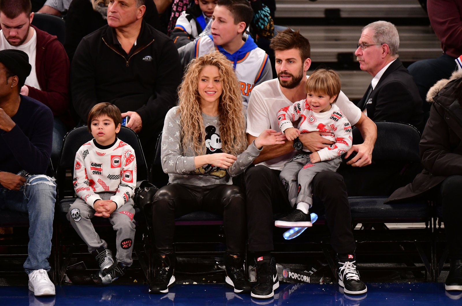Milan Pique Mebarak (L), Shakira (2nd L), Sasha Pique Mebarak and Gerard Pique (R) attend the New York Knicks versus Philadelphia 76ers game at Madison Square Garden, New York, U.S., Dec. 25, 2017.  (Getty Images Photo)