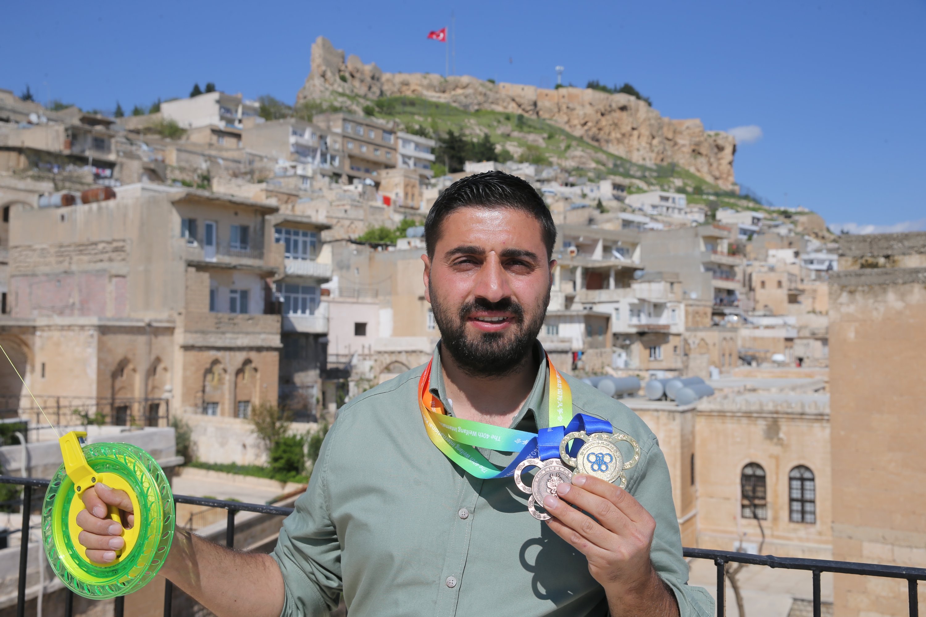 Seniman layang-layang Zahit Mungan dengan medali yang diraihnya pada kompetisi layang-layang internasional, Mardin, Türkiye, 27 April 2023. (Foto AA)
