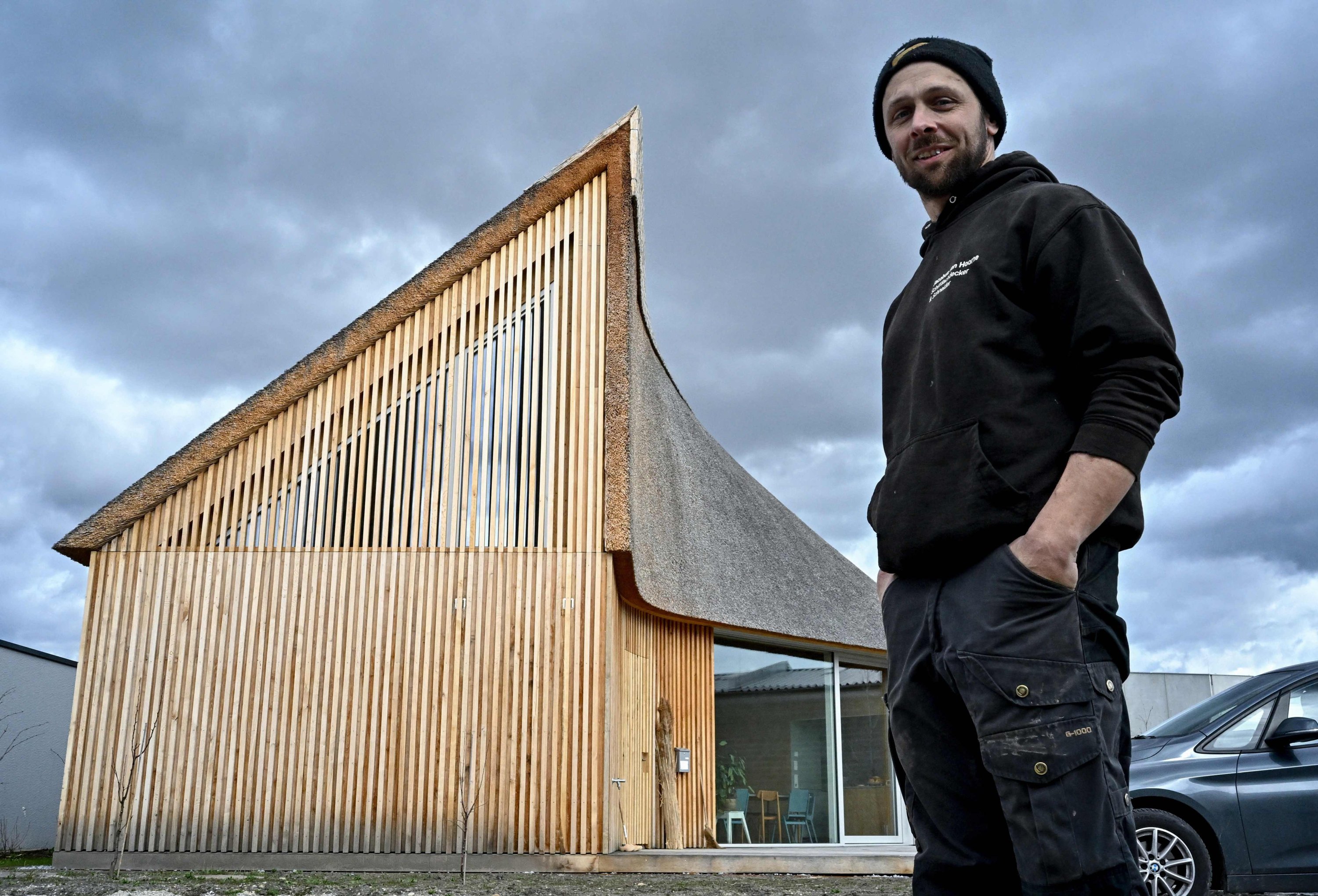Jacobus van Hoorne berpose di depan rumahnya tempat ia membangun atap buluh di Weiden am See, Austria, 9 Maret 2023. (Foto AFP)