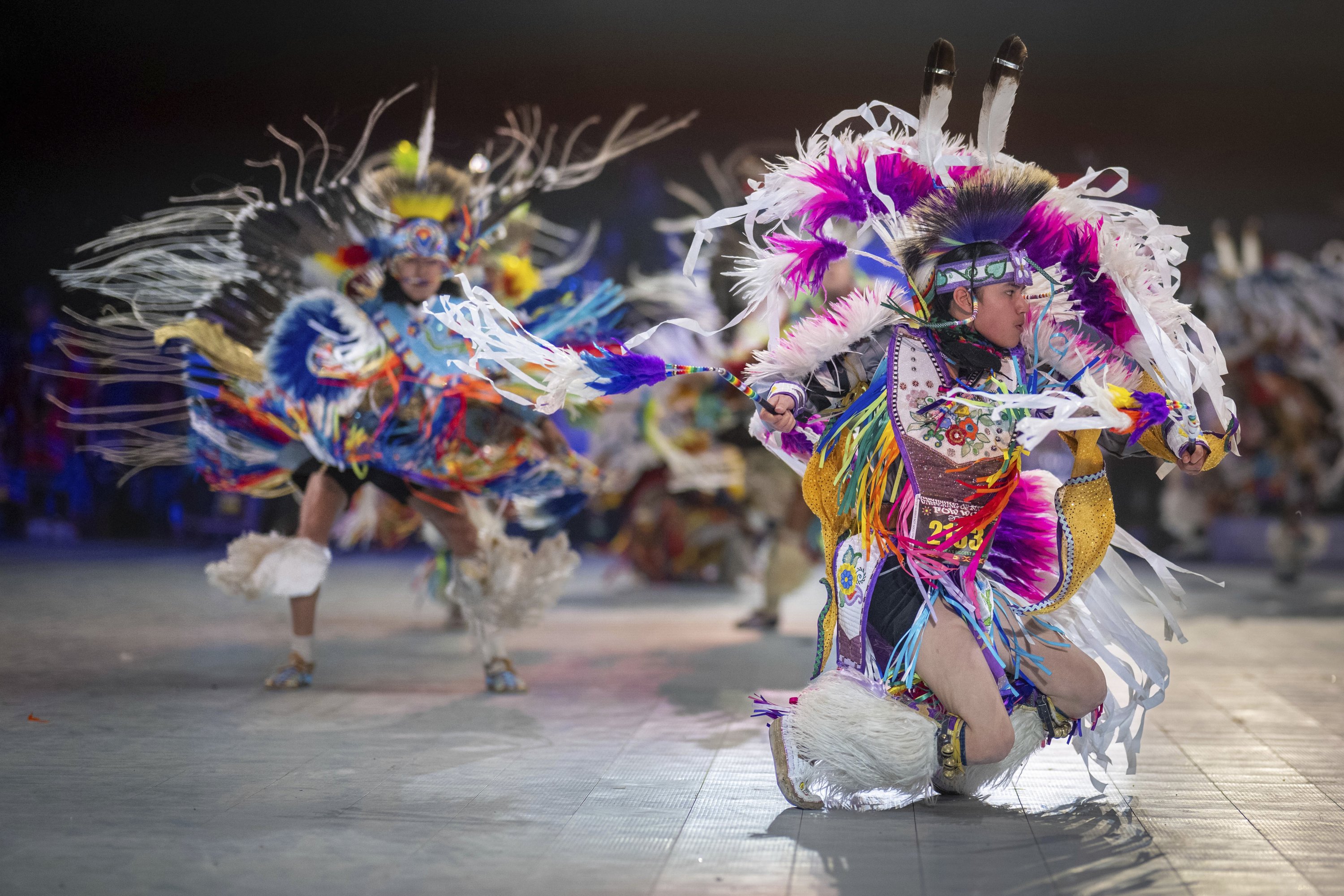 Leland Mitsuing (kanan) berusia tiga belas tahun dari Saskatchewan, Kanada berkompetisi dalam kompetisi Jr. Boys Traditional pada peringatan 40 tahun Gathering of Nations Pow Wow di Albuquerque, New Mexico, AS, 28 April 2023. (Foto AP)