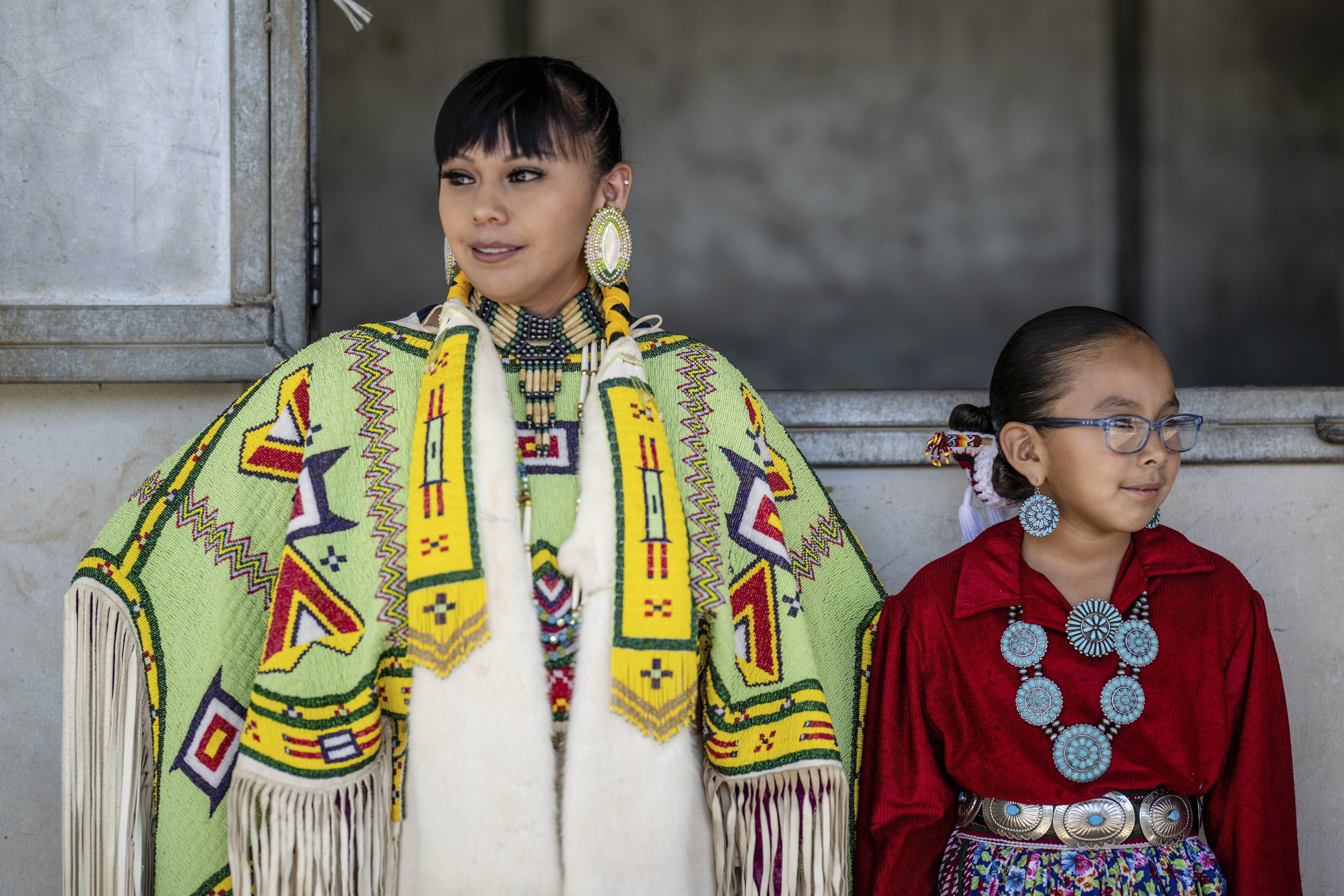 Shantal Sandoval (L), dan putrinya yang berusia 8 tahun, Chanel Yazzie, dari To'hajiilee, New Mexico bersiap untuk berpartisipasi dalam parade kuda pada peringatan 40 tahun Gathering of Nations Pow Wow di Albuquerque, New Mexico, AS, 28 April 2023. (Foto AP)