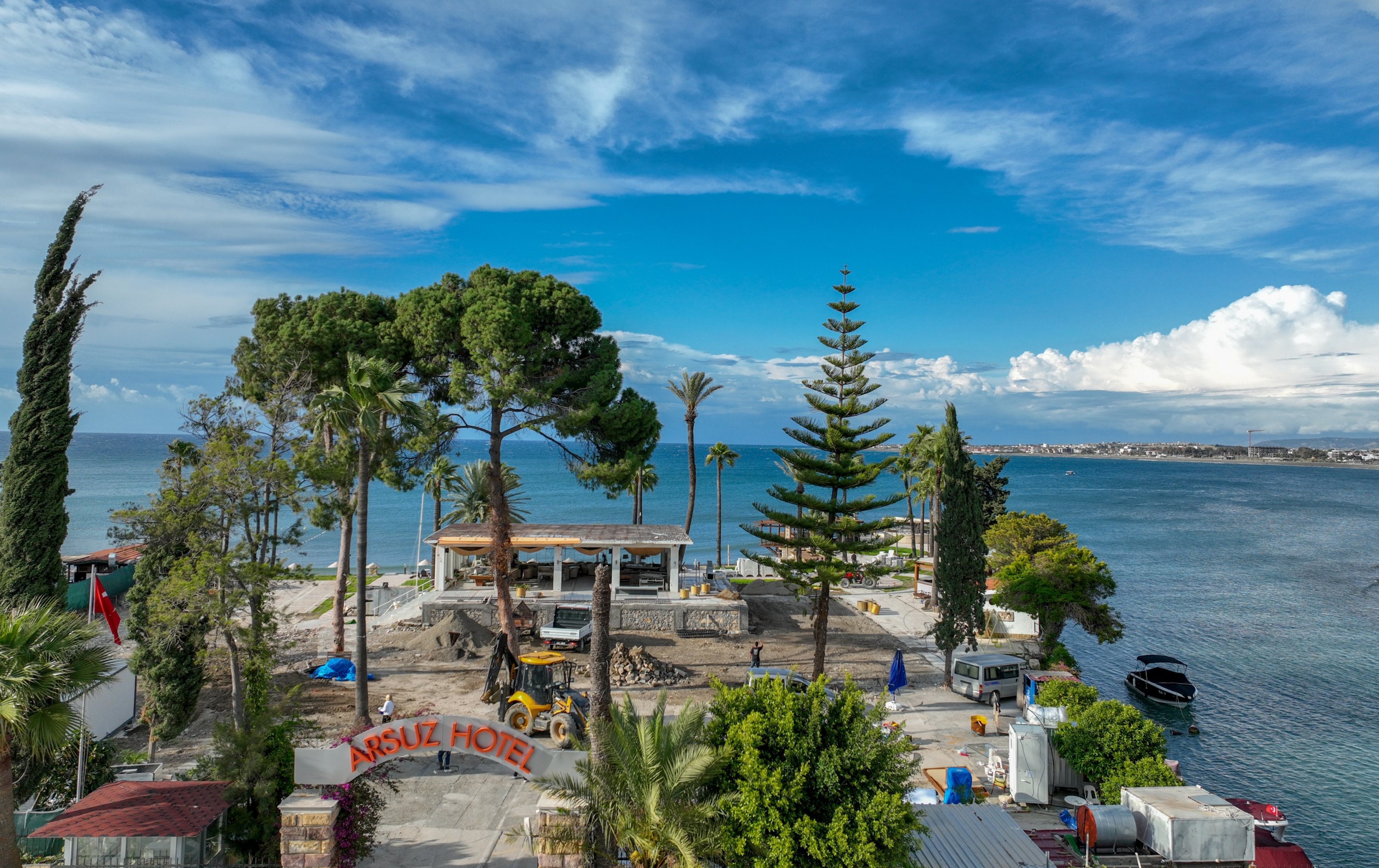 Pemandangan fasilitas wisata dekat pantai di distrik Arsuz, Hatay, Türkiye selatan, 1 Mei 2023. (Foto AA)