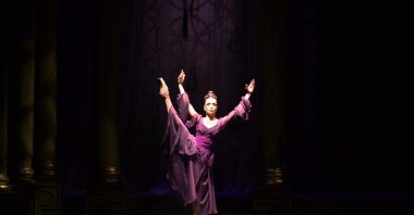 Actors stage the &quot;Hürrem Sultan&quot; ballet on World Dance Day, Mersin, Türkiye, April 30, 2023. (DHA Photo)