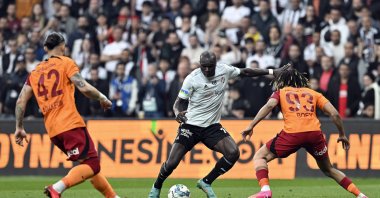 Beşiktaş's Vincent Aboubakar (C) in action against Galatasaray's Sacha Boey (R) during Süper Lig match, Istanbul, Türkiye, April 30, 2023. (AA Photo)