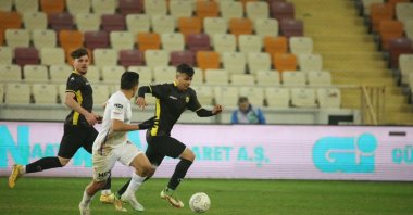 Yeni Malatyaspor's Mehmet Güneş kicks the ball during a TFF 1. Lig match, April 7, 2023. (DHA Photo)