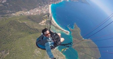 National paraglider Orkut Baysal performing his last parachute ride, Fethiye, Antalya, Türkiye, May 1, 2023. (IHA Photo)
