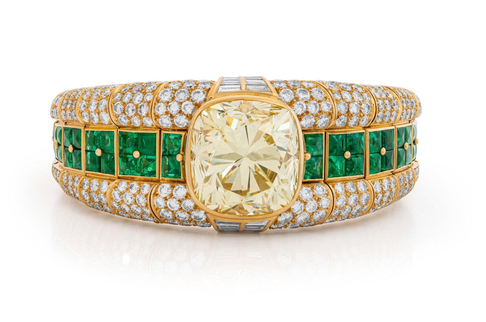 A Bulgari-colored diamond and emerald bracelet, in Geneva, Switzerland, March 28, 2023. (AFP Photo)