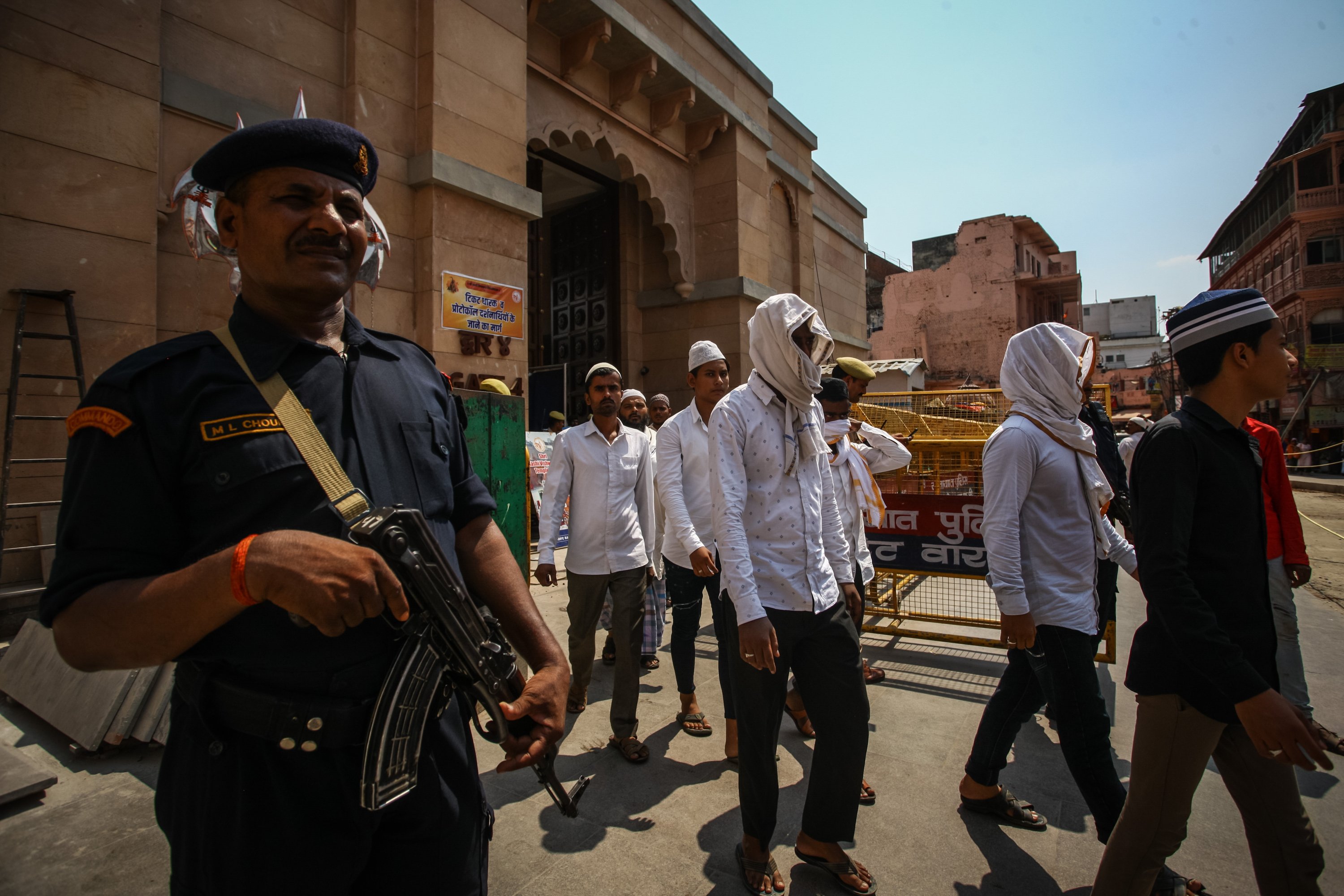Umat ​​Muslim kembali melalui gerbang keamanan yang digunakan bersama dengan Kuil Hindu Kashi Vishwanath setelah salat Jumat di Masjid Gyanwapi, Varanasi, India, 17 Juni 2022. (Getty Images)