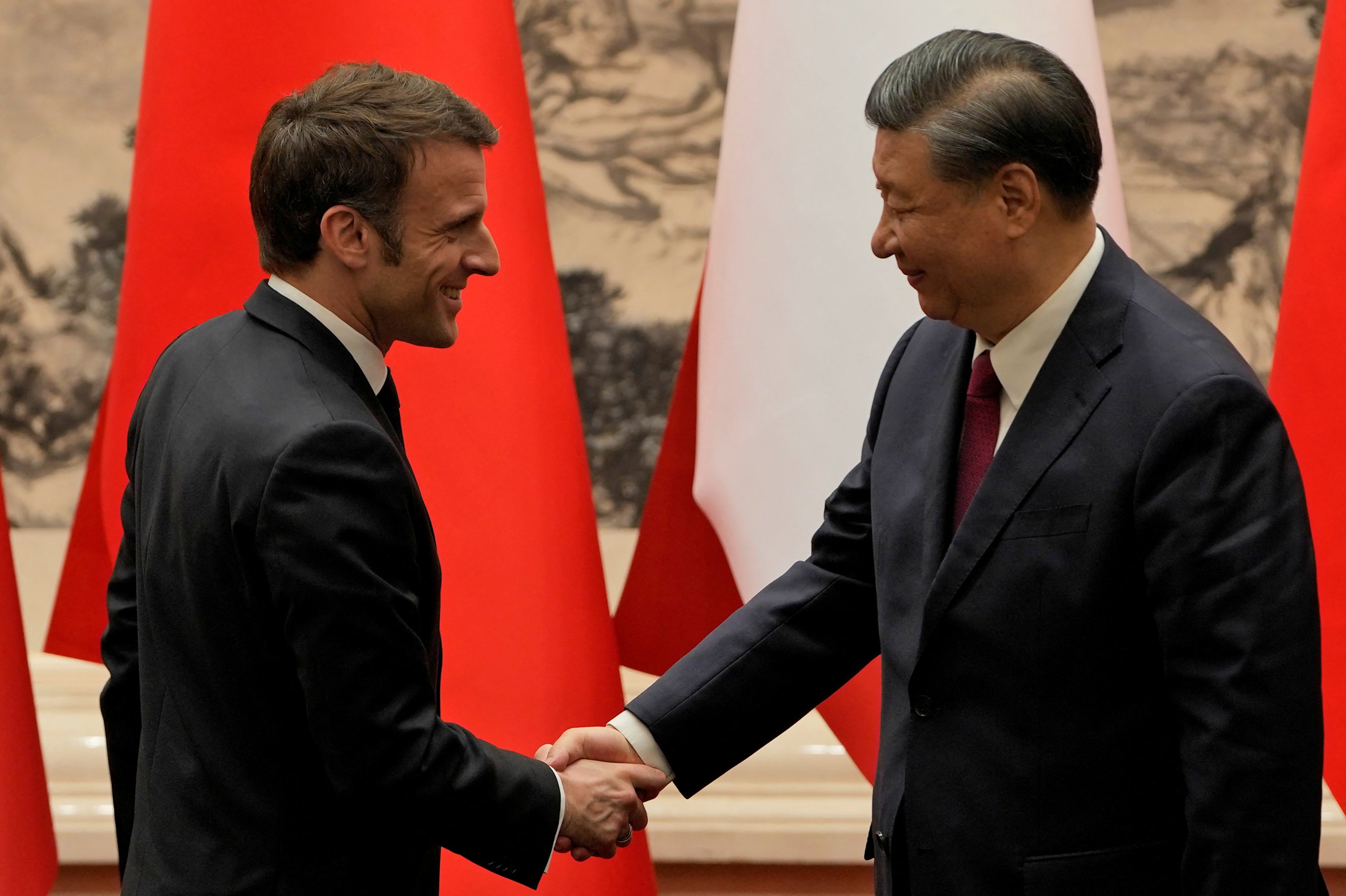 Presiden Prancis Emmanuel Macron (kiri) berjabat tangan dengan Presiden China Xi Jinping setelah bertemu pers di Aula Besar Rakyat di Beijing, China, 6 April 2023. (Foto Reuters)