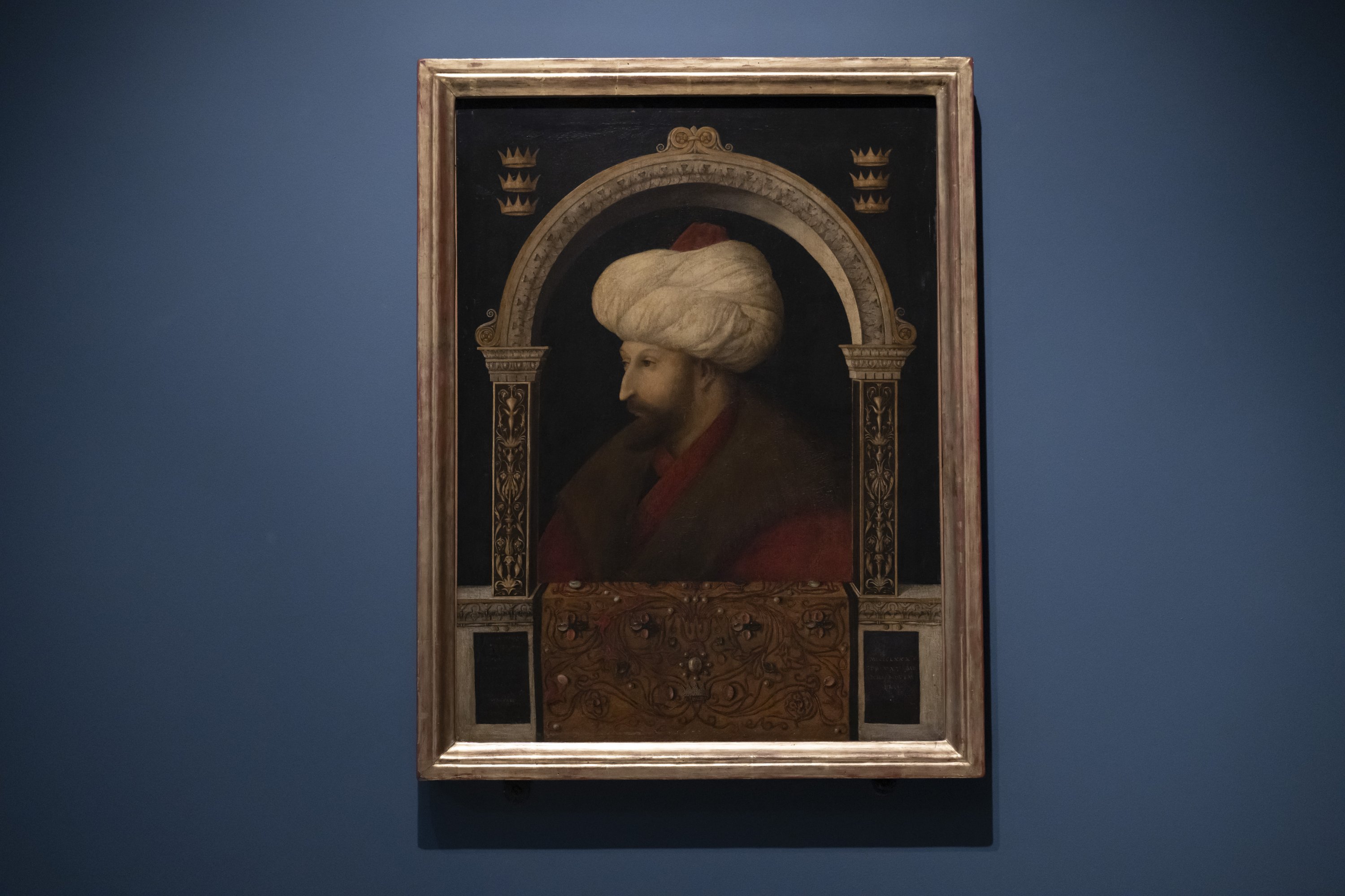 Potret Sultan Ottoman Mehmed II, juga dikenal sebagai Mehmed sang Penakluk, dilukis oleh seniman Italia Gentile Bellini, dipamerkan di Museum Victoria dan Albert di London, dalam foto ini dirilis pada 1 Mei 2023. (Foto AA)