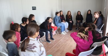 Ipek Kıraç chats with children affected by the February earthquakes, Kahramanmaraş, Türkiye, April 2023. (Courtesy of Suna'nın Kızları)