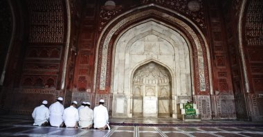 In this undated photo, Muslim men pray at a mosque in Agra, Uttar Pradesh, India. (Shutterstock Photo)