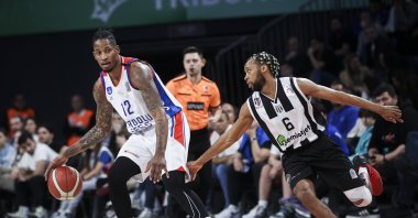 Anadolu Efes' Will Clyburn (L) in action with Beşiktaş's Parker Ellington Jackson Cartwright (R) during a Süper Lig match at Vodafone Sports Arena, Istanbul, Türkiye, April 17, 2023. (AA Photo)