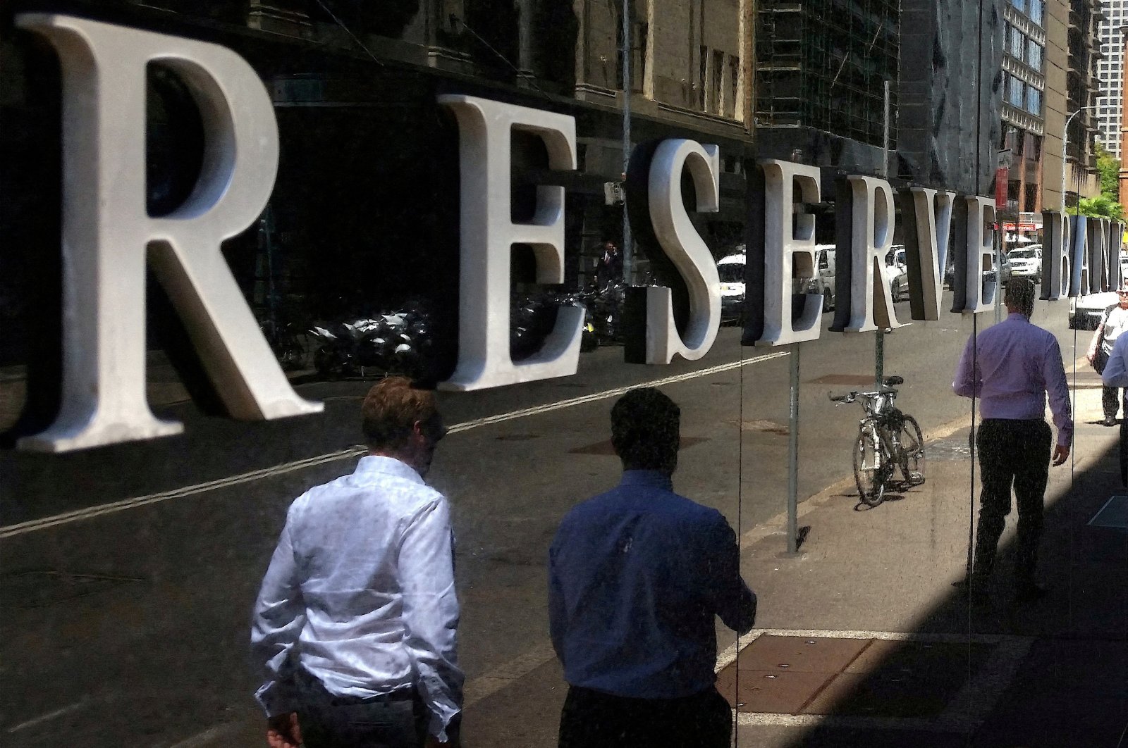 Pedestrians walk past the Reserve Bank of Australia building in central Sydney, Australia, Feb. 10, 2017. (Reuters Photo)