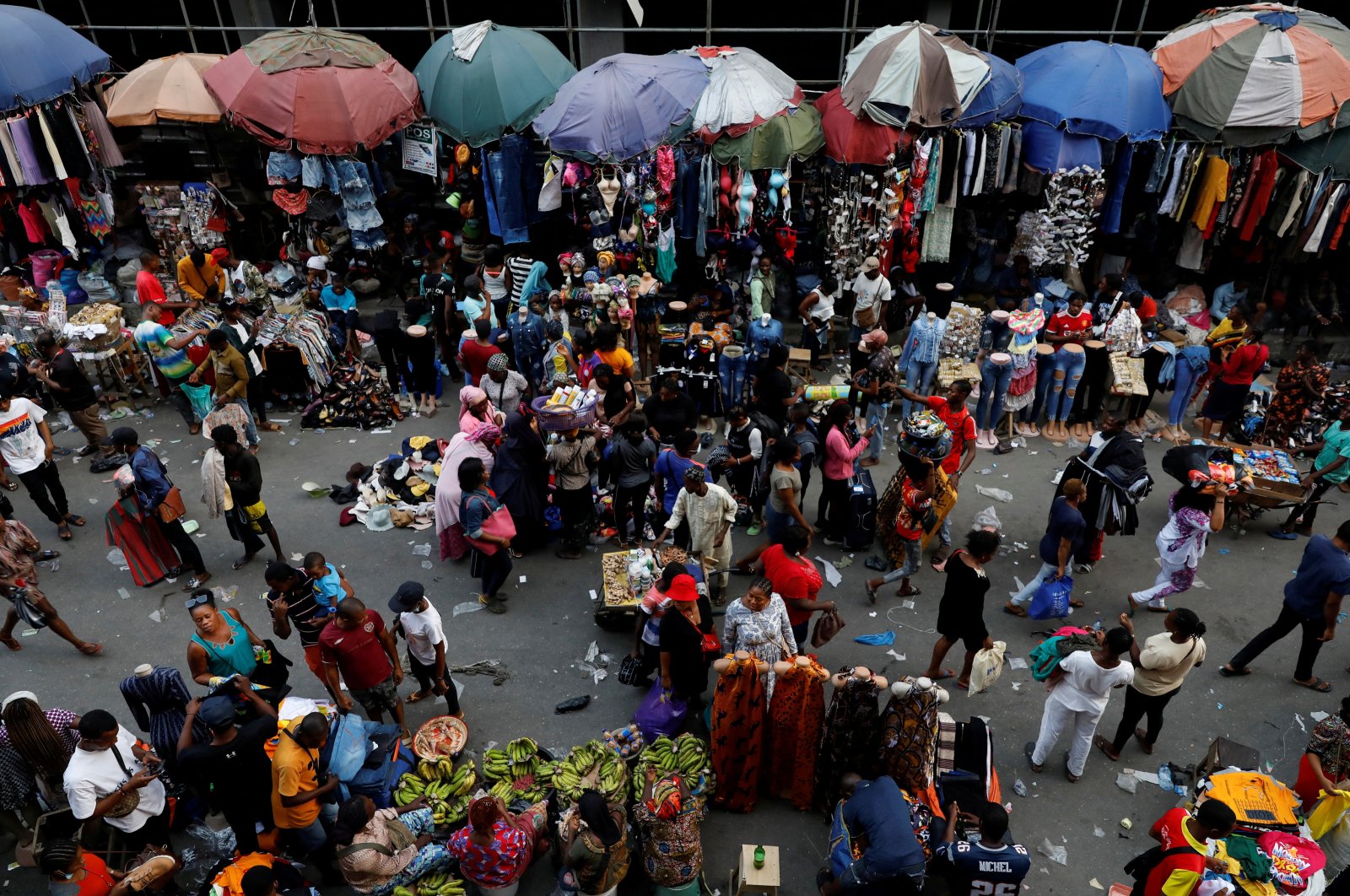 People crowd a market place as they shop in preparation for Christmas in Lagos, Nigeria, Dec.18, 2021. (Reuters Photo)