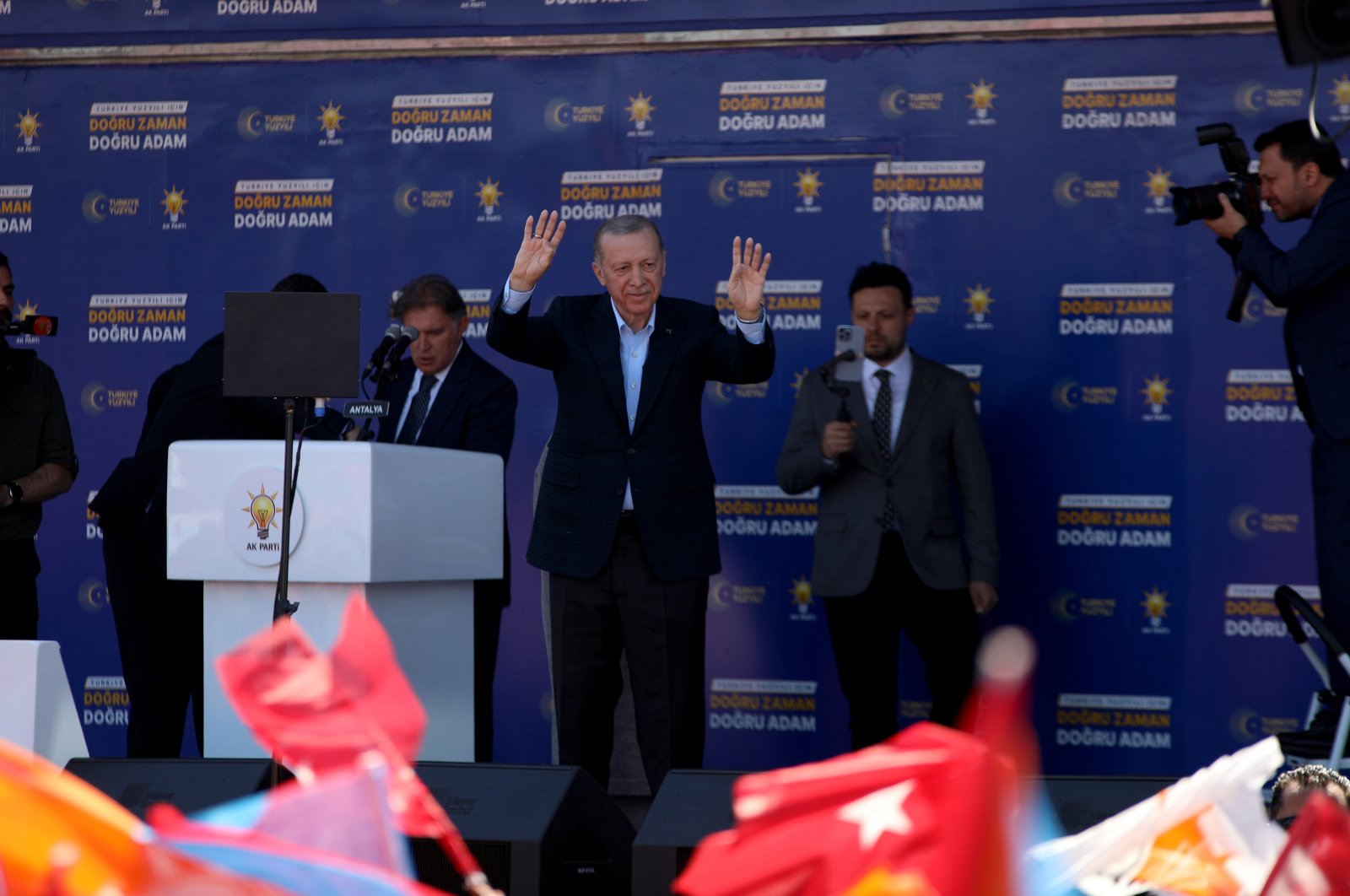 President Erdoğan greets the crowd at a rally in Antalya, southern Türkiye, May 2, 2023. (AA Photo)
