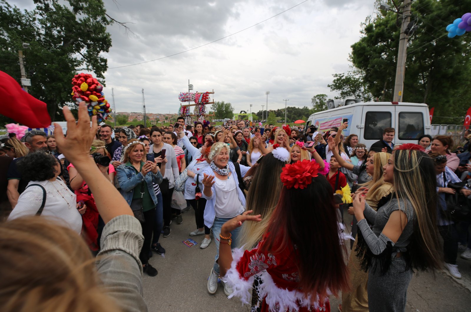 Romani di Edirne Türkiye bersiap untuk perayaan Kakava yang penuh warna
