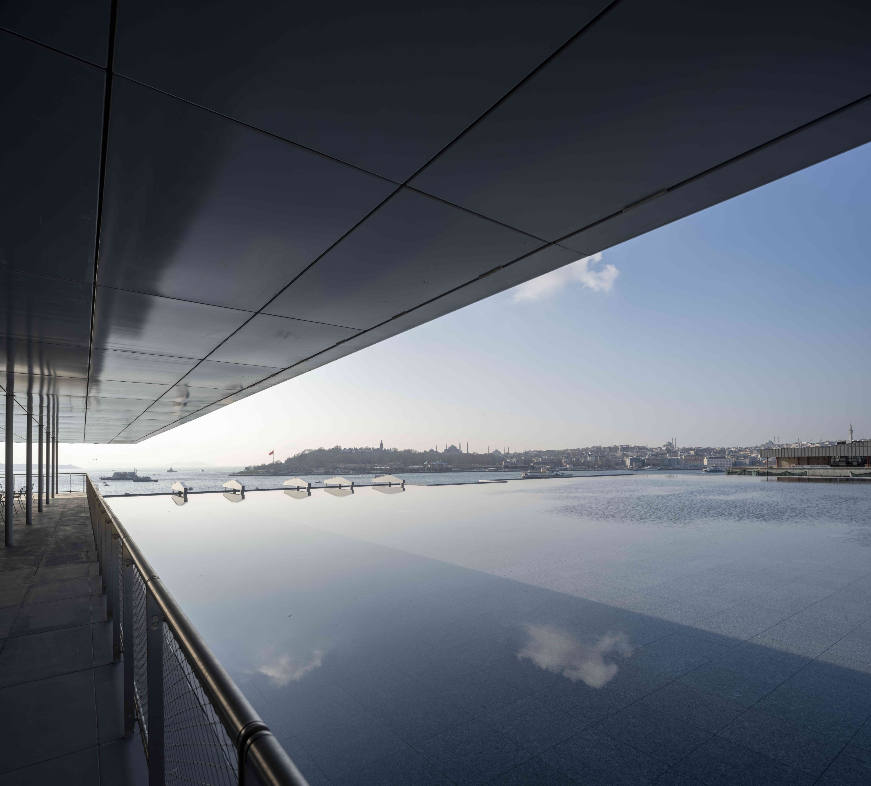 Pemandangan teras gedung baru museum seni Modern Istanbul, Istanbul, Türkiye, 2 Mei 2023. (Foto milik Istanbul Modern)