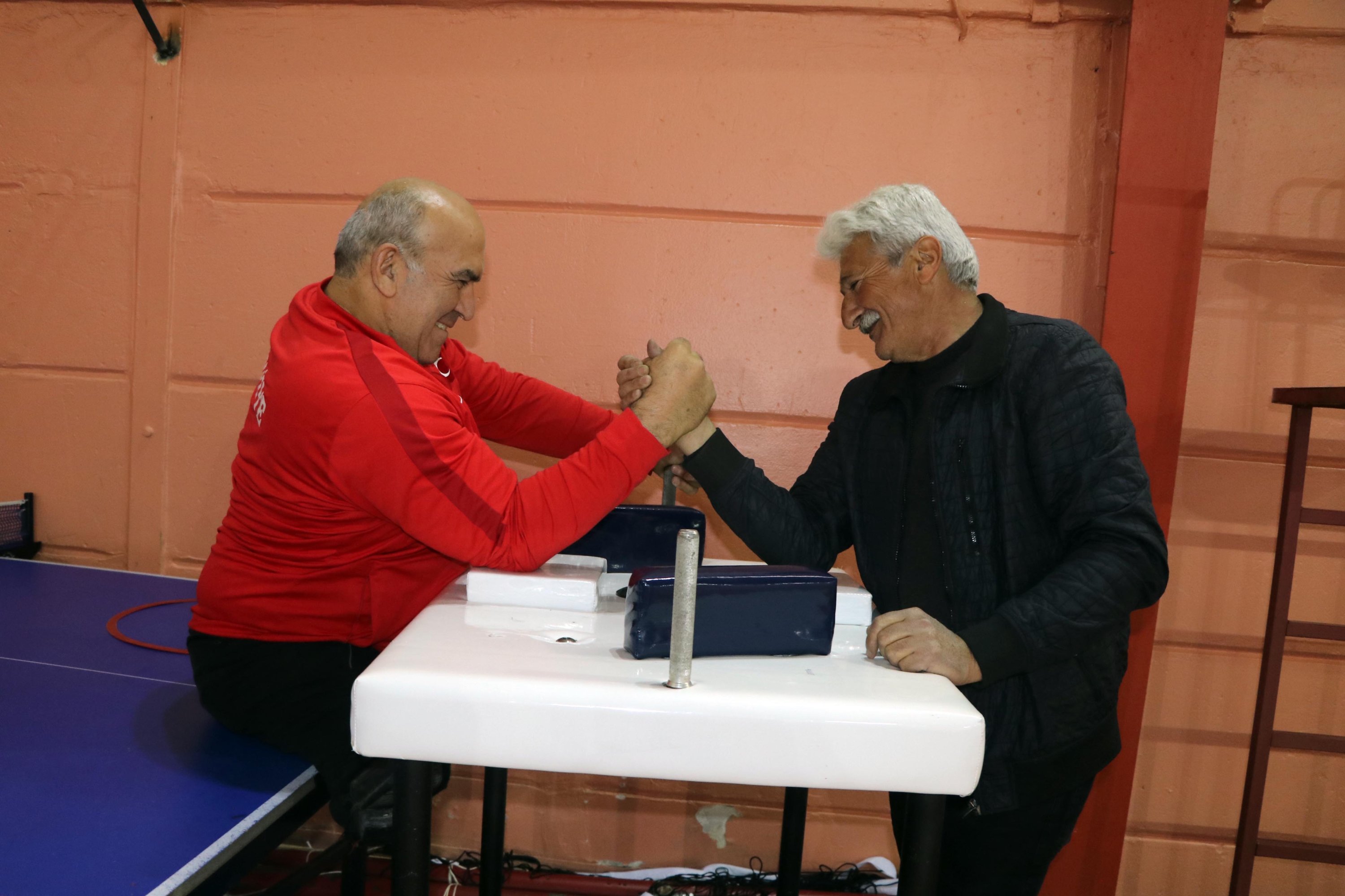 Pegulat lengan Turki Şaban Mazak berlatih dengan pelatihnya, Selahattin Kapakten menjelang Kejuaraan Eropa dan Dunia, Çankırı, Türkiye, 26 April 2023. (Foto AA)