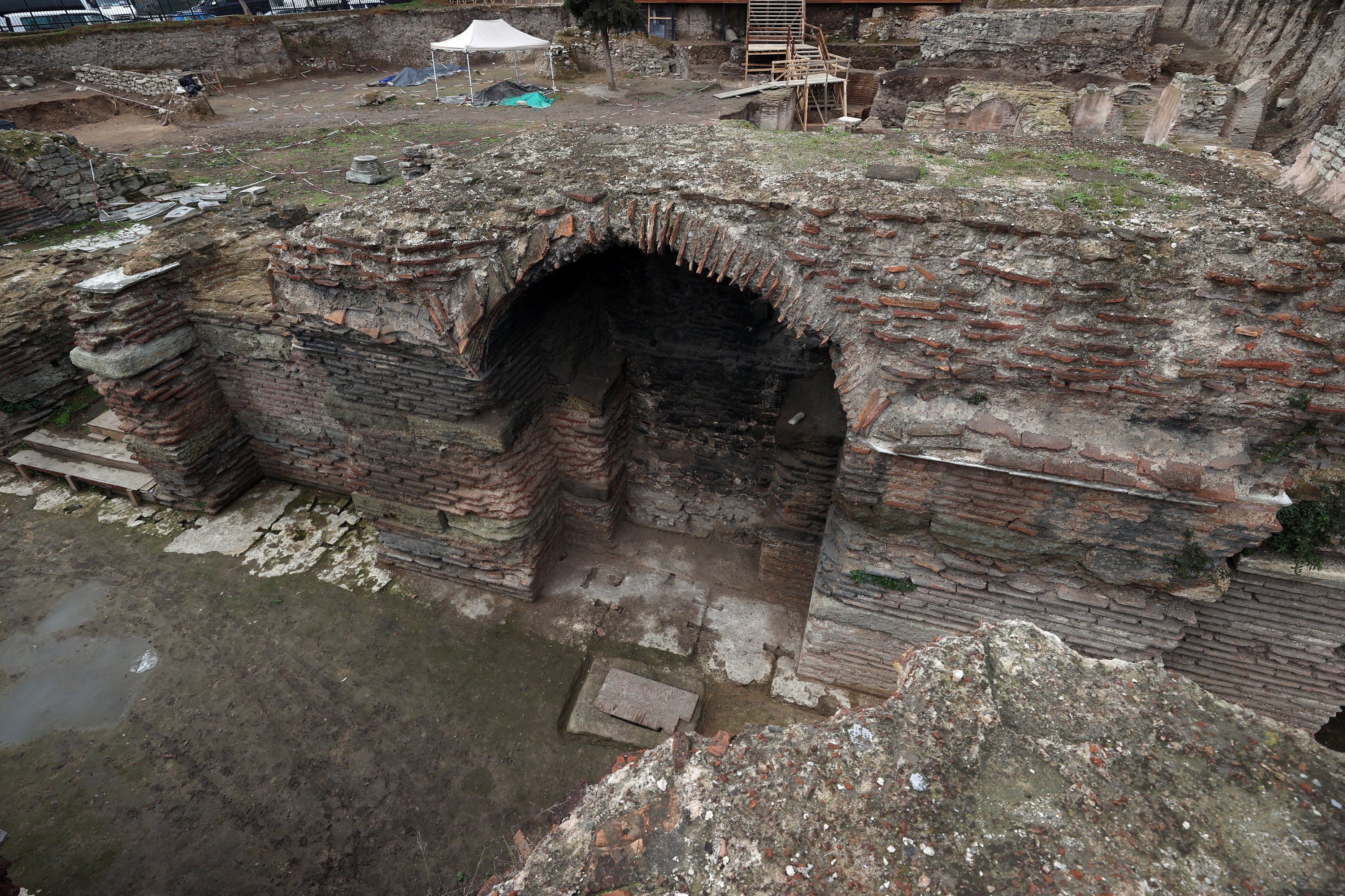 Sisa-sisa Gereja St. Polyeuktos, yang dianggap sebagai salah satu struktur terpenting Kekaisaran Romawi Timur, yang dibangun sekitar 1.500 tahun yang lalu, ditemukan melalui penggalian arkeologi di Saraçhane, Istanbul, Türkiye, 2 Februari 2023. ( Foto AA)