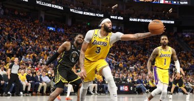 Lakers&#039; Anthony Davis (C) reaches for the ball against the Warriors&#039; Kevon Looney during the third quarter in Game One of the Western Conference semifinal playoffs at Chase Center, San Francisco, U.K., May 2, 2023. (AFP Photo)