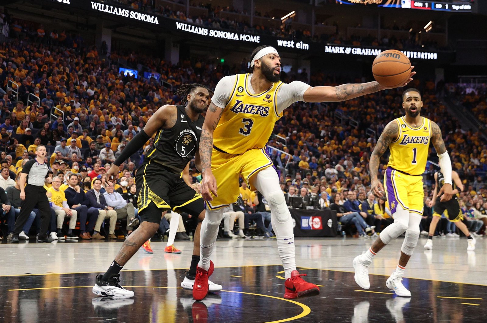 Lakers&#039; Anthony Davis (C) reaches for the ball against the Warriors&#039; Kevon Looney during the third quarter in Game One of the Western Conference semifinal playoffs at Chase Center, San Francisco, U.K., May 2, 2023. (AFP Photo)