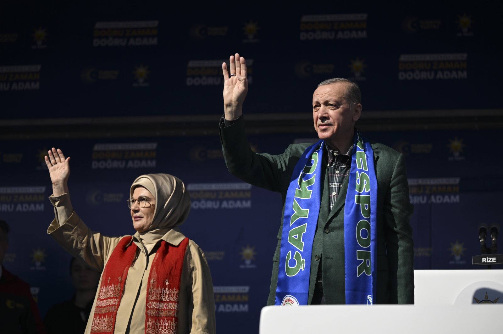 President Recep Tayyip Erdoğan and first lady Emine Erdoğan greet the crowd at the rally, in Rize, northern Türkiye, May 3, 2023. (AA Photo)