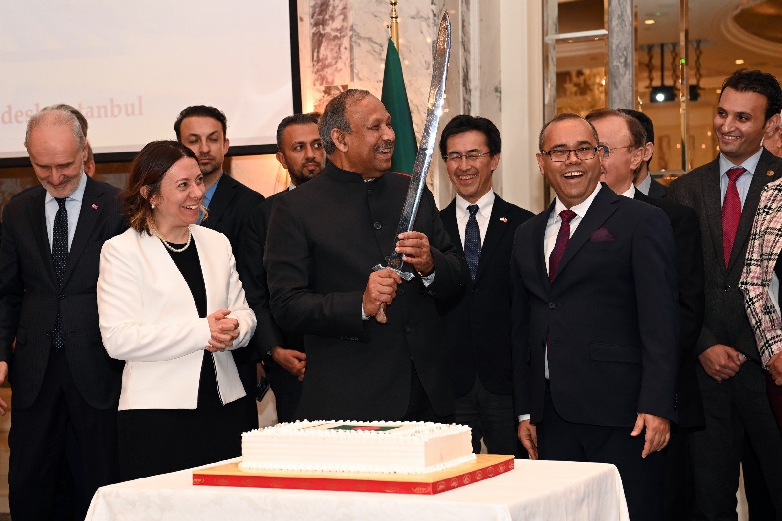 Menteri Sains dan Teknologi Bangladesh Yeafesh Osman mengiris kue pada acara tersebut, Istanbul, Türkiye, 28 April 2023. (Foto oleh Mohammad Zakir Hossain)