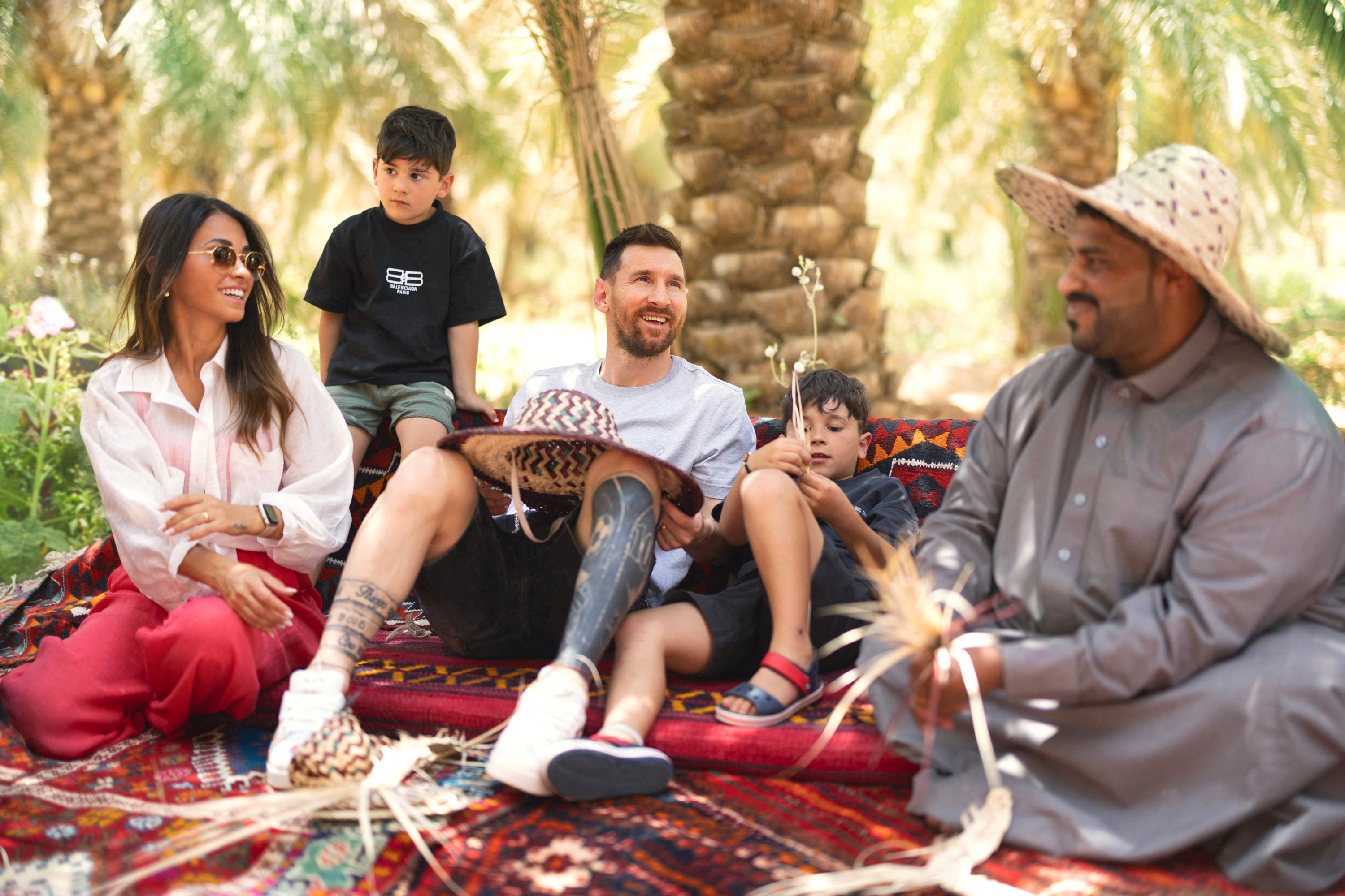 Lionel Messi (Tengah) PSG bersama istrinya Antonella Roccuzzo (kiri) dan putra mereka saat berkunjung ke Riyadh, Arab Saudi, 1 Mei 2023. (Foto Reuters)