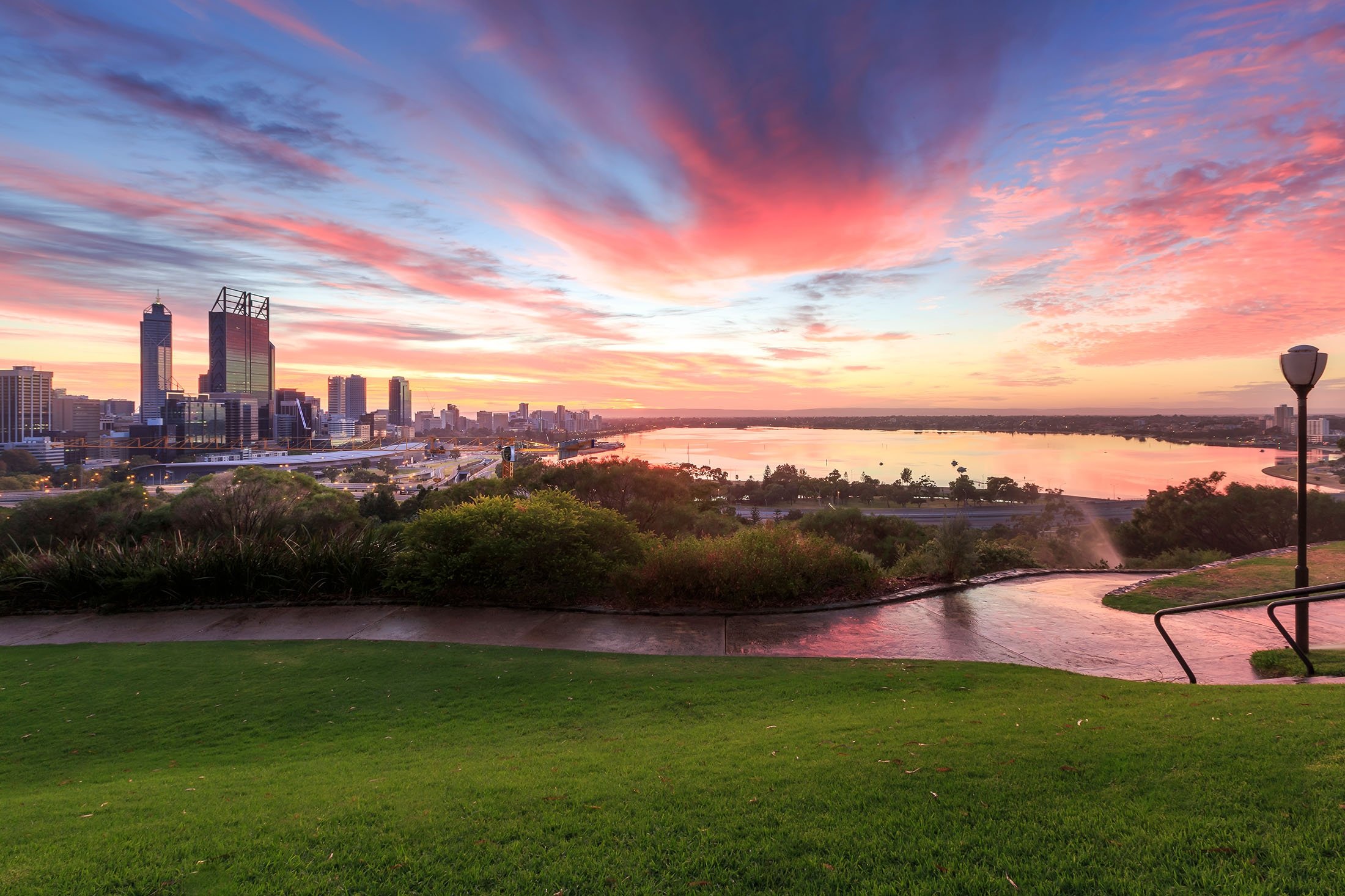 Matahari terbit di atas Kings Park, di Perth, Australia.  (Foto Shutterstock)