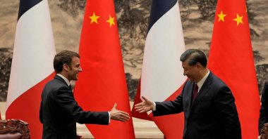 French President Emmanuel Macron (L) shakes hands with Chinese President Xi Jinping after meeting the press at the Great Hall of the People in Beijing, China, April 6, 2023. (Reuters Photo)