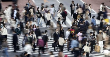 Pedestrians cross a street in the Shibuya district of Tokyo, Japan, Nov. 24, 2022. (EPA File Photo)