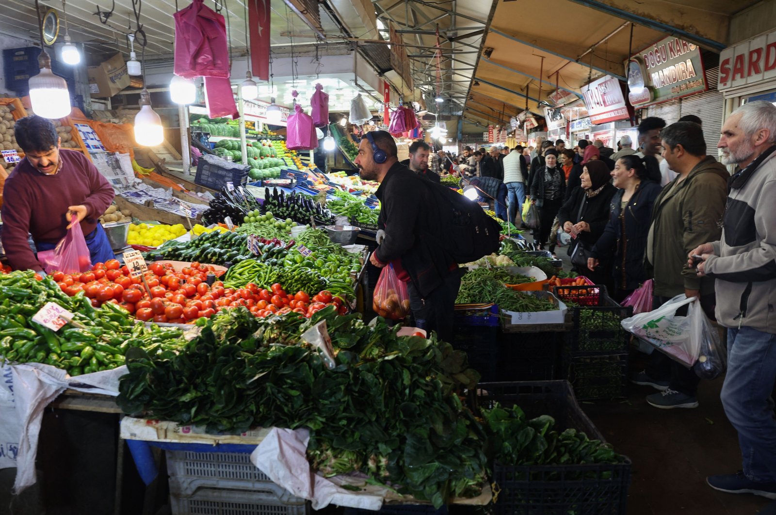 People shop at a vegetable and fruit market during the holy month of Ramadan in the historical Ulus district of Ankara, Türkiye, April 19, 2023. (AFP Photo)