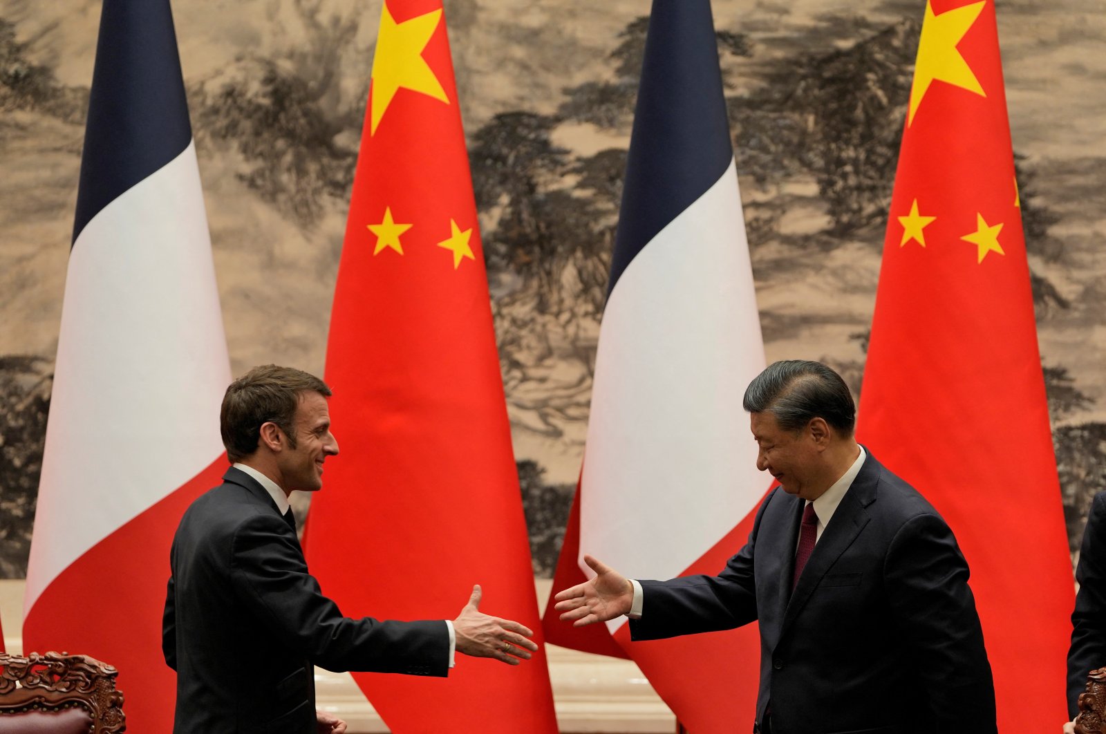 French President Emmanuel Macron (L) shakes hands with Chinese President Xi Jinping after meeting the press at the Great Hall of the People in Beijing, China, April 6, 2023. (Reuters Photo)
