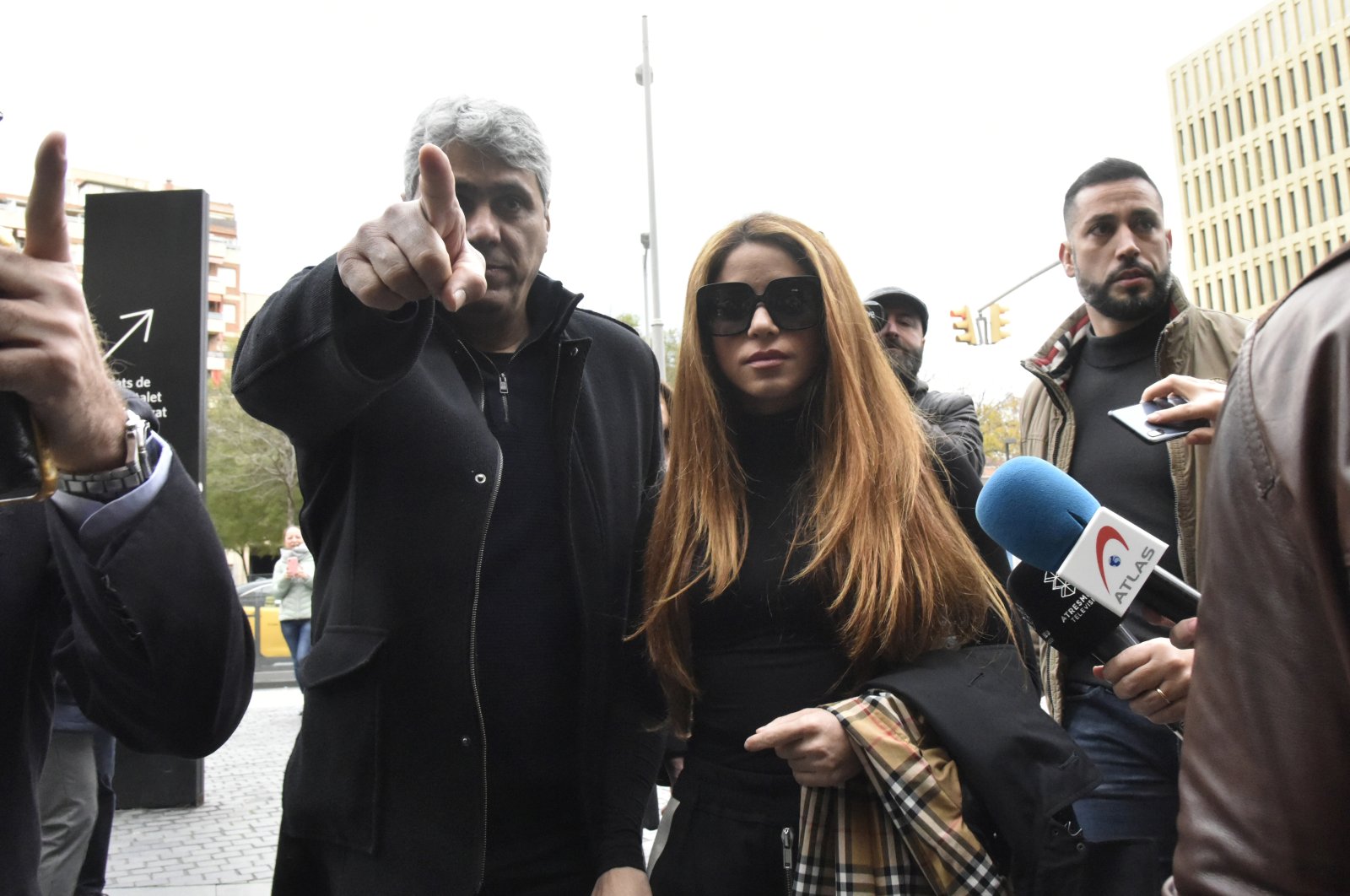 Shakira (C-R) on her arrival at Barcelona&#039;s Court of First Instance and Family Court No. 18 with her brother Tonino (L) to ratify the separation lawsuit and the agreement on the custody of their children with Gerard Pique, Barcelona, Spain, Dec. 1, 2022. (Getty Images Photo)