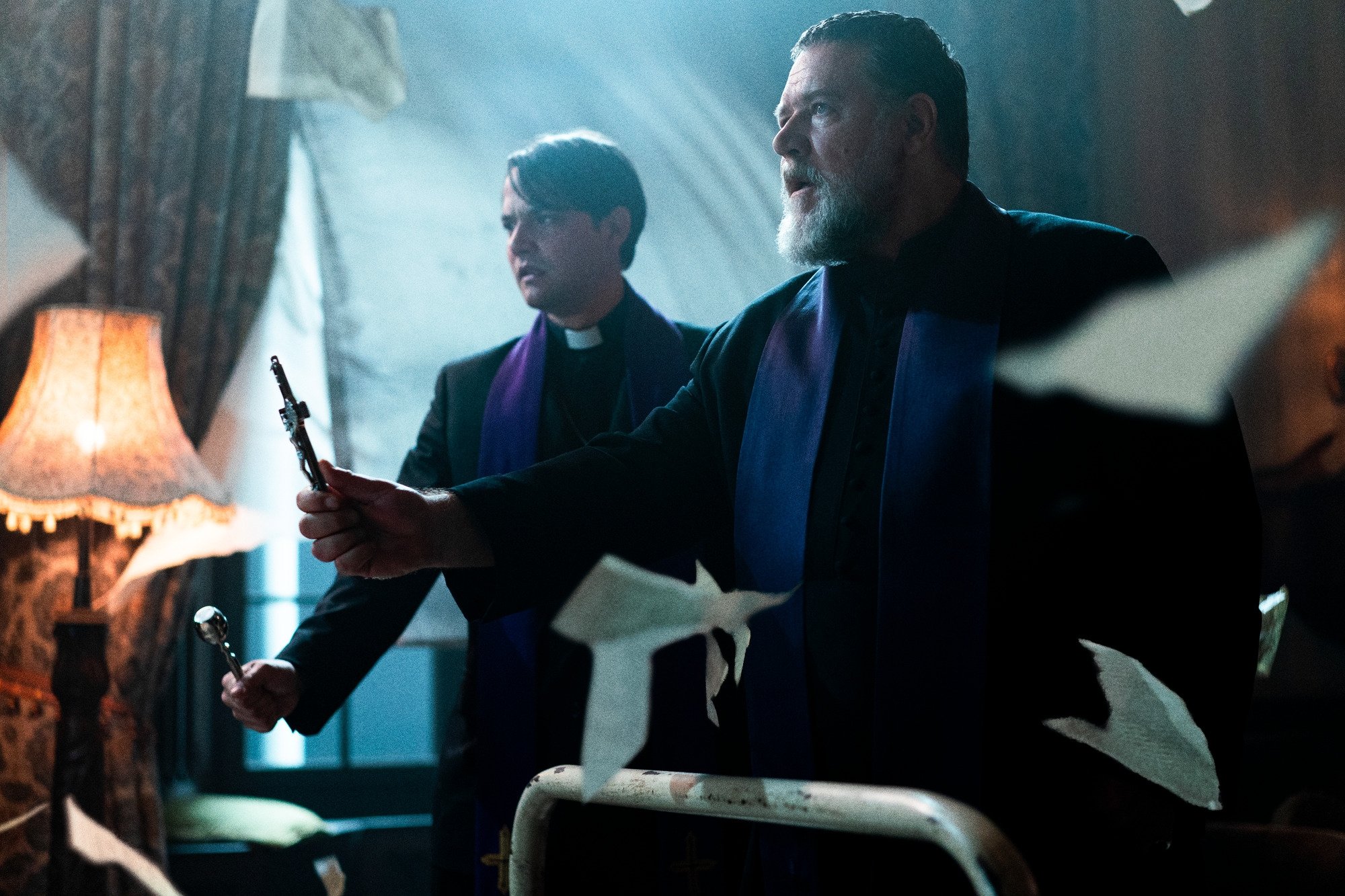 Pastor Esquibel (Daniel Zovatto) dan Pastor Gabriele Amorth (Russell Crowe) di Screen Gems' 