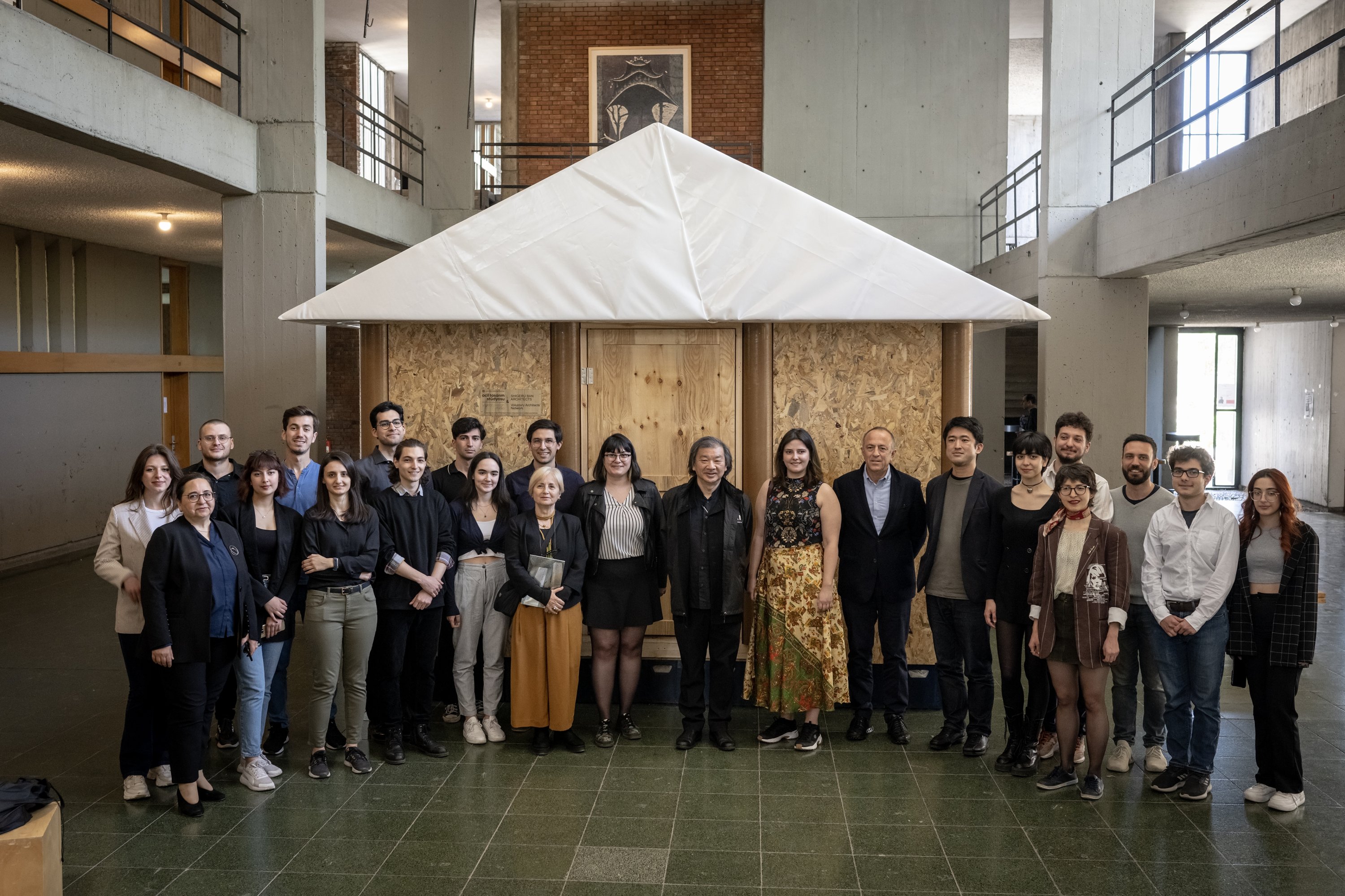 Arsitek Jepang Shigeru Ban (Tengah) difoto bersama dengan mahasiswa Universitas Teknik Timur Tengah, Ankara, Türkiye, 4 Mei 2023. (Foto AA)