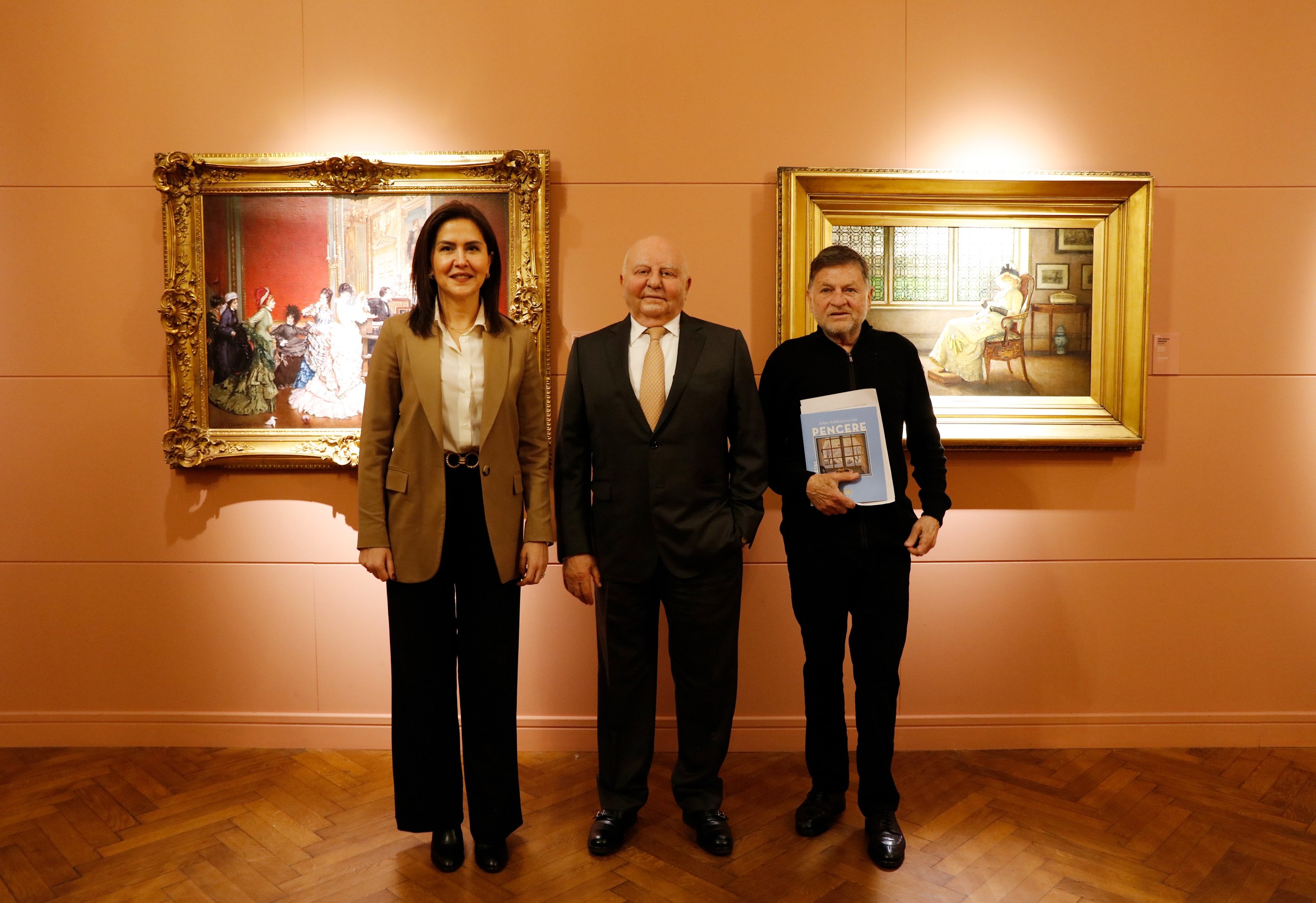 Direktur Arkas Art Center Müjde Unustası (kiri), ketua Arkas Holding Lucien Arkas (tengah) dan kurator pameran Jean Luc Maeso (kanan), Izmir, Türkiye, 27 Maret 2023. (Foto milik Arkas Art Center)