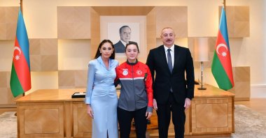 Türkish weightlifter Cansu Bektaş (C) stand with Azerbaijan President İlham Aliyev (R) and first lady Mihriban Aliyeva (L), Baku, Azerbaijan, April 28, 2023. (AA Photo)