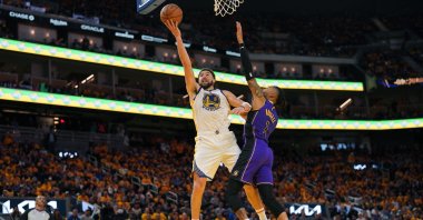 Golden State Warriors guard Klay Thompson (L) makes a layup in front of Los Angeles Lakers guard D'Angelo Russell (R) in the third quarter during game two of the 2023 NBA playoffs at the Chase Center, San Francisco, US., May 4, 2023. (Reuters Photo)