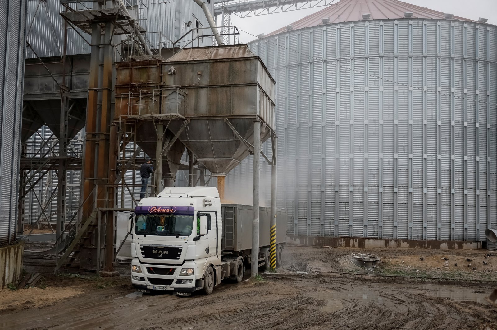 A load of corn is poured into a truck, at a grain storage facility in the village of Bilohiria, Khmelnytskyi region, Ukraine April 19, 2023. (Reuters File Photo)
