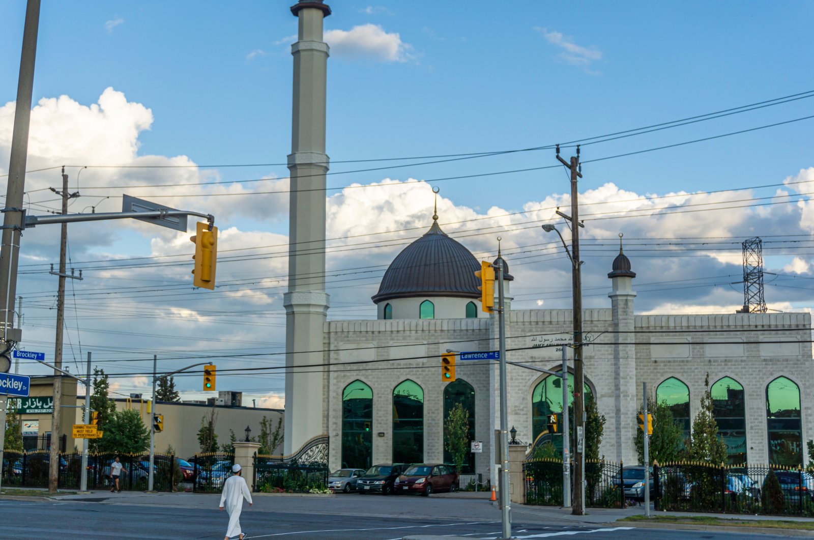 A Muslim Canadian man walks to a mosque on Lawrence Avenue in Toronto, Ontario, Aug. 2015. (Shutterstock File Photo)