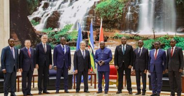United Nations Secretary-General Antonio Guterres (C-L) and Burundian President Evariste Ndayishimiye (C-R) pose with others at the Statehouse in Bujumbura, Burundi, May 5, 2023. (AFP Photo)