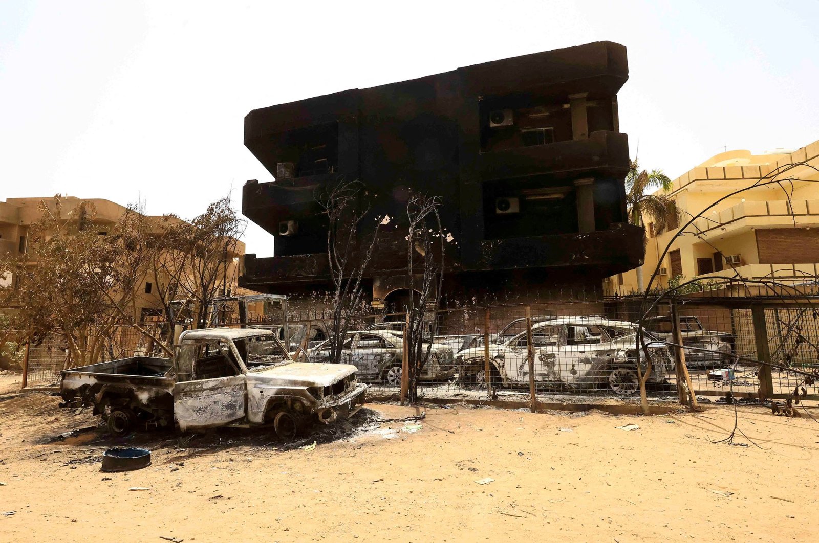 Damaged cars and buildings are seen at the central market during clashes between the paramilitary Rapid Support Forces and the army in Khartoum North, Sudan, April 27, 2023. (Reuters Photo)