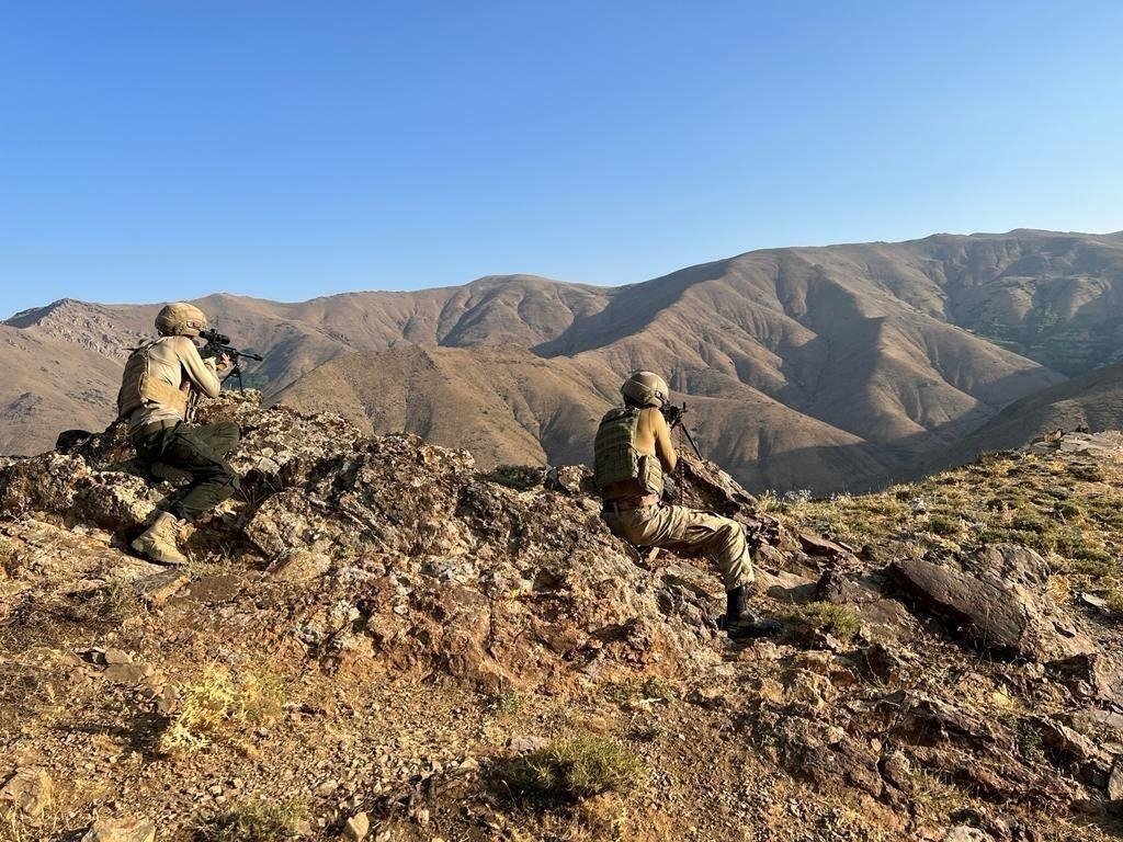 Turkish soldiers take part in the Eren Abluka-32 Operation in Bitlis, Van and Azapsarı, Bitlis, eastern Türkiye, Aug. 8, 2022. (AA Photo)