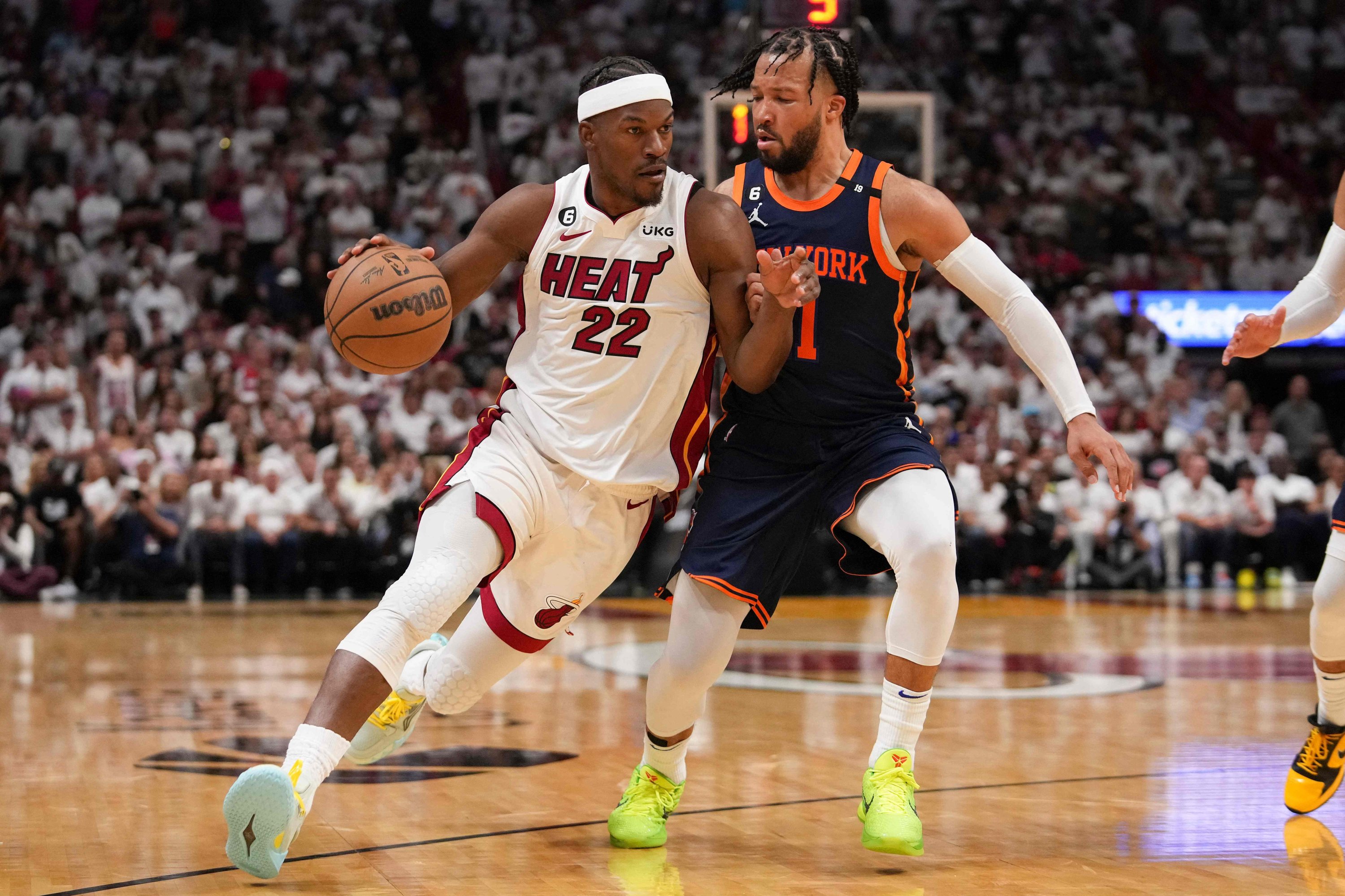 Jimmy Butler (kiri) dari Miami Heat melewati Knicks Jalen Brunson selama pertandingan NBA, Miami, Florida, AS, 06 Mei 2023.
