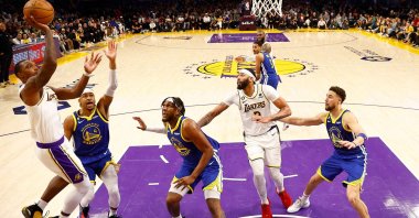 Lakers Lonnie Walker IV takes a shot against the Golden State Warriors during an NBA game in Los Angeles, California, May 06, 2023. (AFP Photo)
