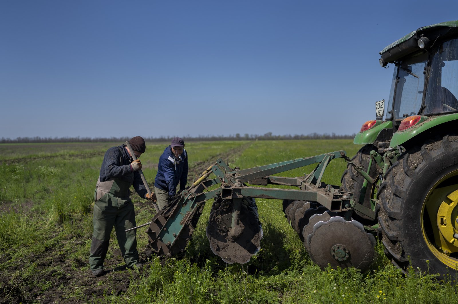 Kehidupan atau mata pencaharian: Banyak yang dipertaruhkan untuk petani Ukraina yang berjuang